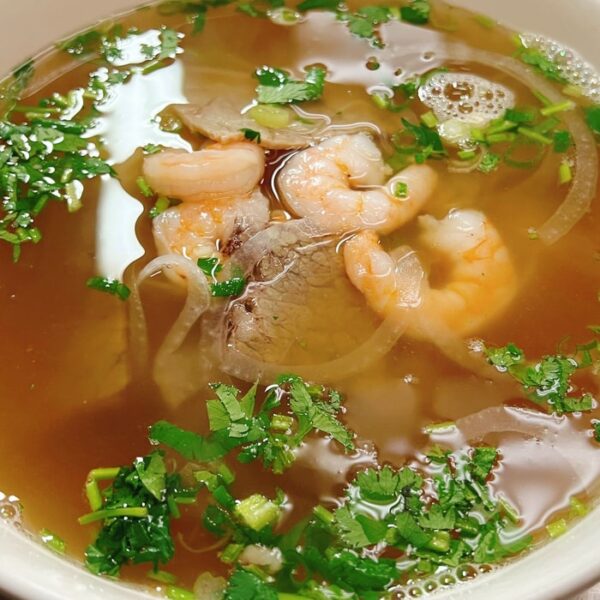 P15. Phở Chín Tôm – Brisket and Shrimp Pho