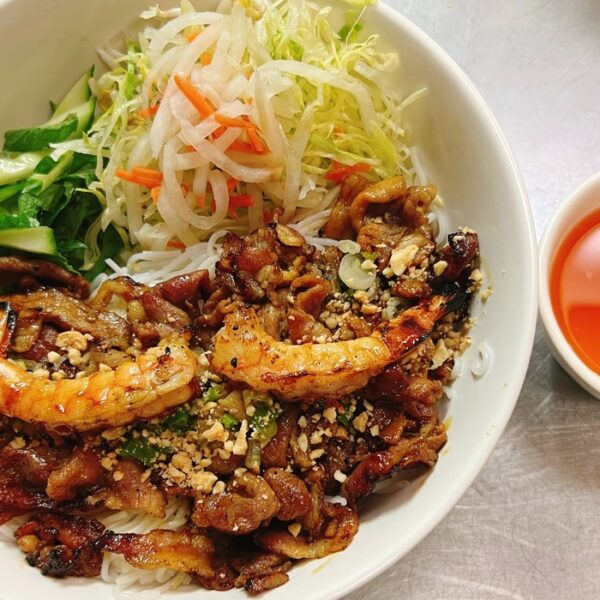 B7. Bún Bò Tôm Nướng – Grilled Shrimp, Beef, and Vermicelli Noodles