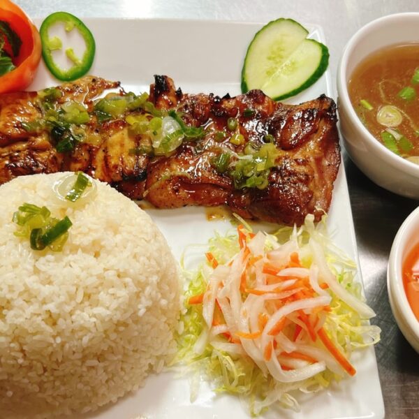 C7. Cơm Gà Nướng Chanh – Grilled Lemon Chicken Served With Rice