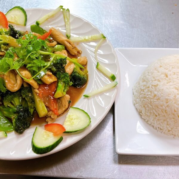 M2. Gà Xào Bông Cải – Chicken Stir-fried with Broccoli