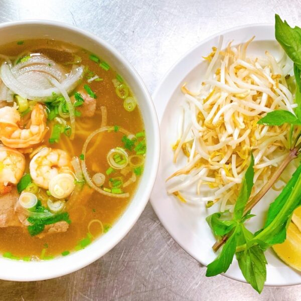 P16. Phở Tái Tôm – Rare Steak and Shrimp Pho